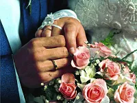 Hochzeitspaar Ringtausch — Bild von bilderbox.com.
Zur Verfügung gestellt von www.kirchenweb.ch -
Internet- und Kommunikationsplattform für Kirchen, Kirchgemeinden, Pfarreien und kirchliche Organisationen.
